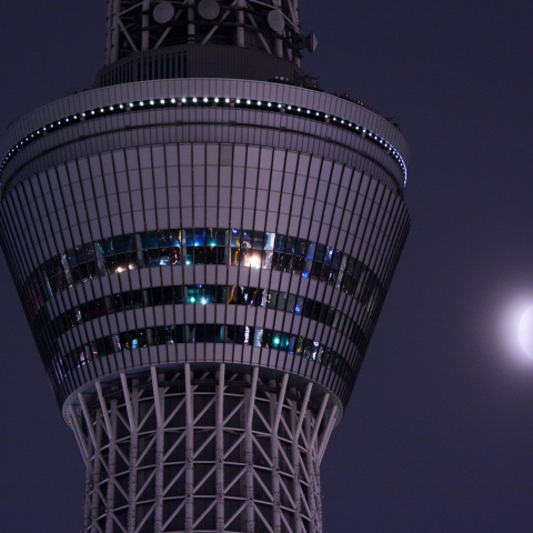 皆既月食(2021年5月26日)後半、雲間からやっと見えた部分食 東京スカイツリーと