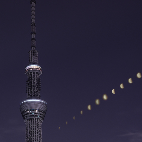 皆既月食(2021年5月26日)後半、雲間から見えた部分食の連続写真と東京スカイツリー