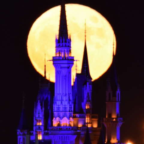 満月と東京ディズニーランドのシンデレラ城