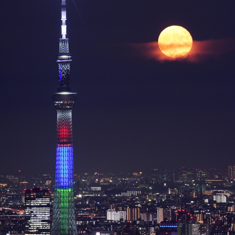 月と東京スカイツリー東京パラリンピック3色ライティング サンシャイン60展望台から