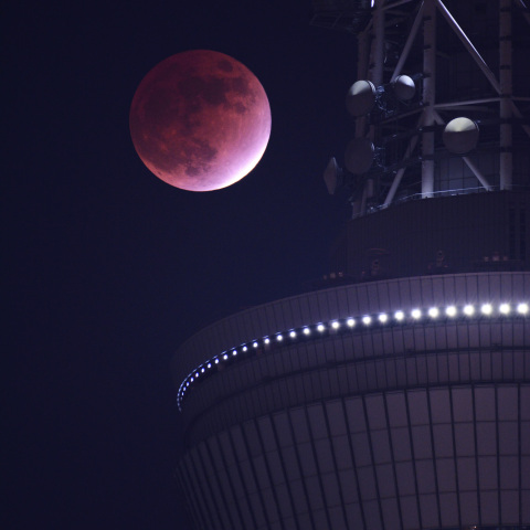 ほぼ皆既月食(部分月食2021年11月19日)の最大食の頃 東京スカイツリーと