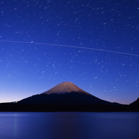 前澤友作さんらの国際宇宙ステーション(ISS)の光跡と富士山 精進湖にて