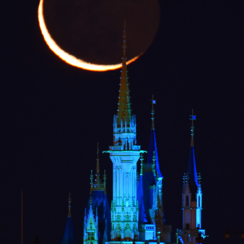 月齢27.5の月とブルーライトアップのシンデレラ城 2022年元旦