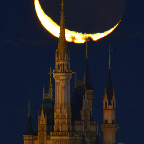 月齢26.5の月と東京ディズニーランドのシンデレラ城