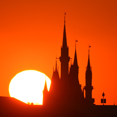 日の出と東京ディズニーランドのシンデレラ城(横位置