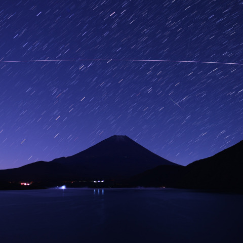 若田光一さんの国際宇宙ステーション(ISS)の光跡と富士山 本栖湖から