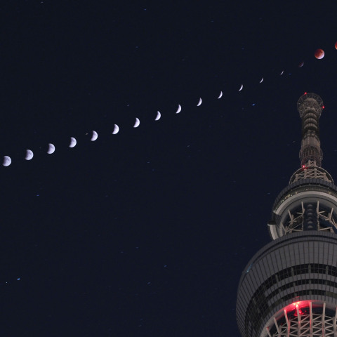 【過去作品】皆既月食(2011年12月10日)の連続写真と開業前の東京スカイツリー