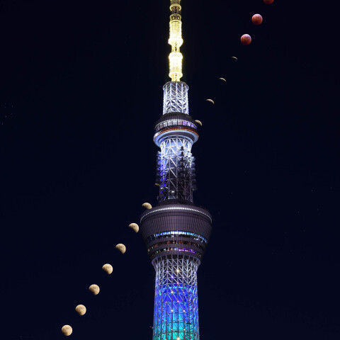 皆既月食(2022年11月8日)の連続写真と東京スカイツリー