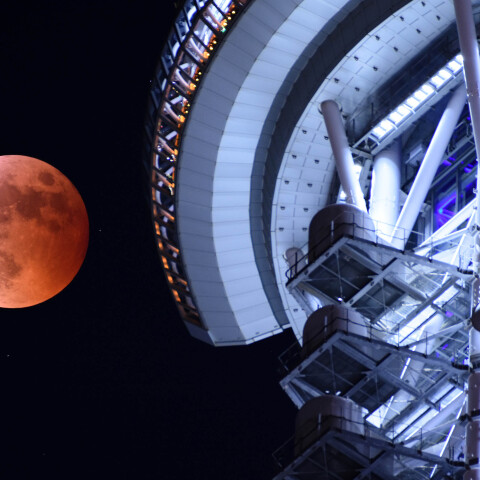 皆既月食(2022年11月8日)中の天王星食と東京スカイツリー