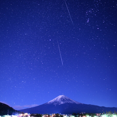 ふたご座流星群2022の流星と冬の大三角 オリオン座、富士山と。河口湖で