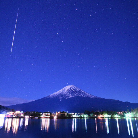 ふたご座流星群2022の明るい流星と富士山。河口湖で