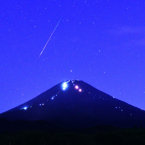 ペルセウス座流星群2023の流星と富士山