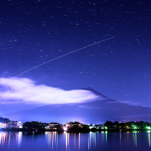 古川聡さんらの国際宇宙ステーション(ISS)の光跡と富士山 河口湖で