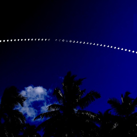 モルディブの椰子の木の上に輝く今世紀最長のリング