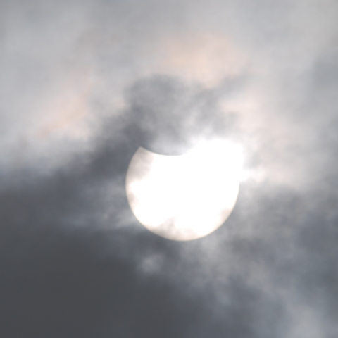 雲間の上海日食