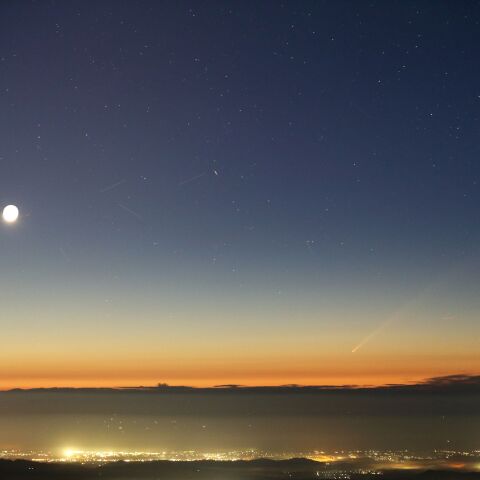 紫金山・アトラス彗星と月