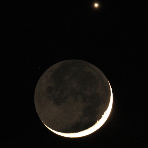 地球照のある月と金星