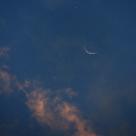 寄り添う月と金星