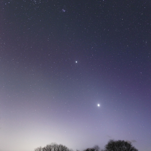金星，木星，ヒアデスの連なる夕景