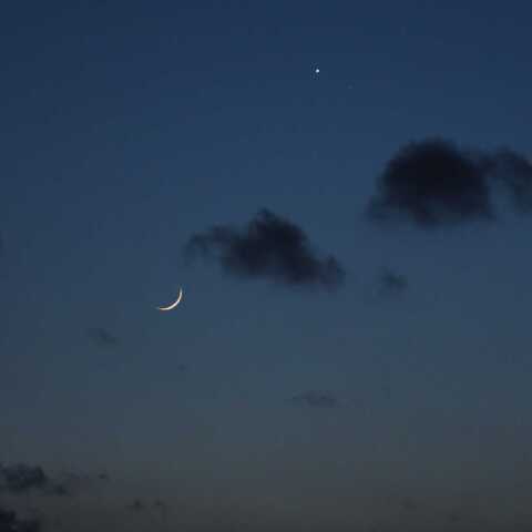 金星，土星に寄り添う細い月，そして飛行機