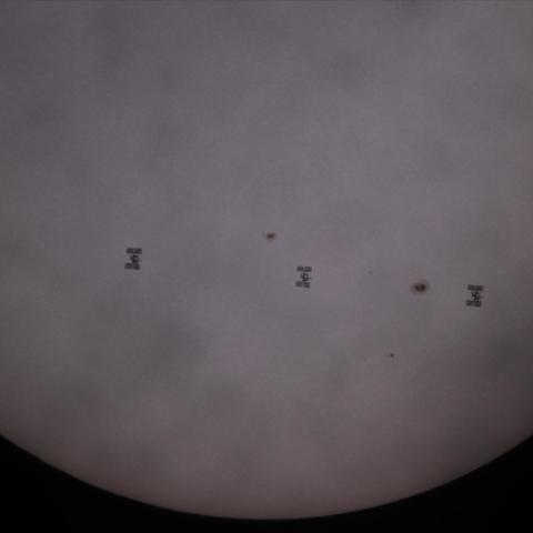 黒点をかすめるISS