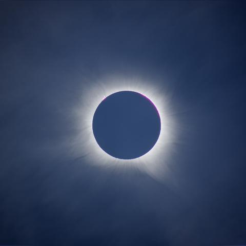 薄雲の向こうの皆既日食