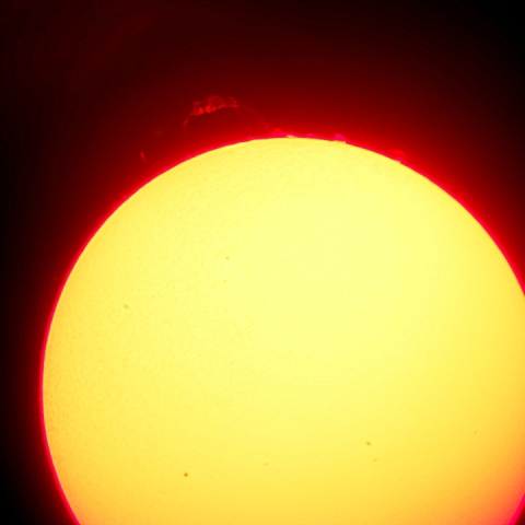 淡く巨大なプロミネンス