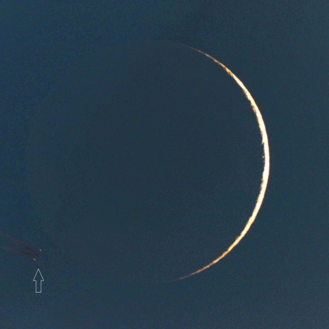 月齢1.3の月と飛行機