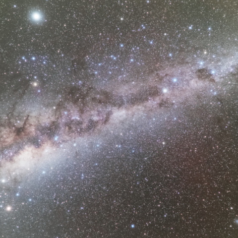 南天の賑やかな星空と天の川