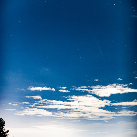 狭山湖の取水塔と紫金山・アトラス彗星