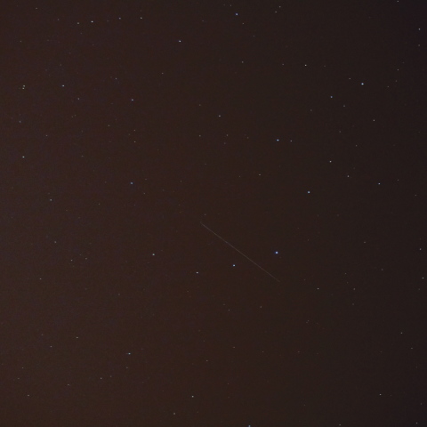 かんむり座を横切る人工天体