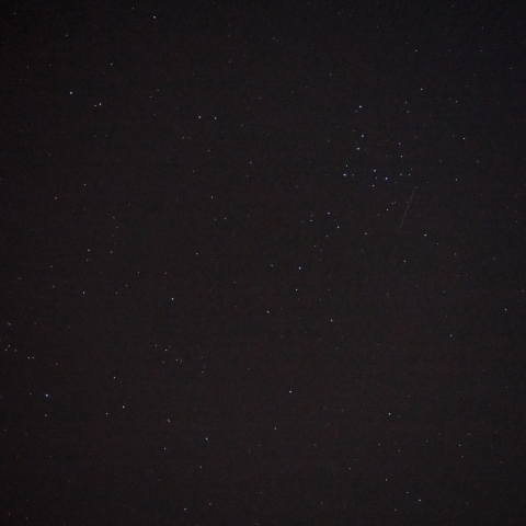 メロッテ111を横切る人工天体