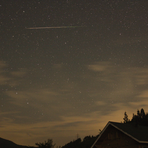 雲間を流れるペルセ群流星