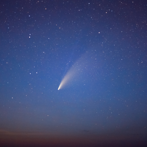 日本海に流るネオワイズ彗星