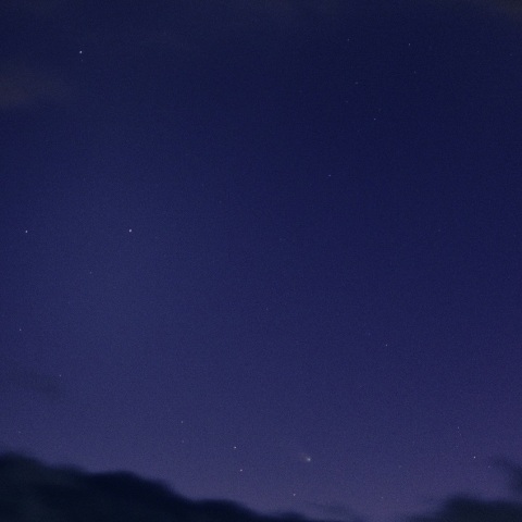 雪雲上のレナード彗星