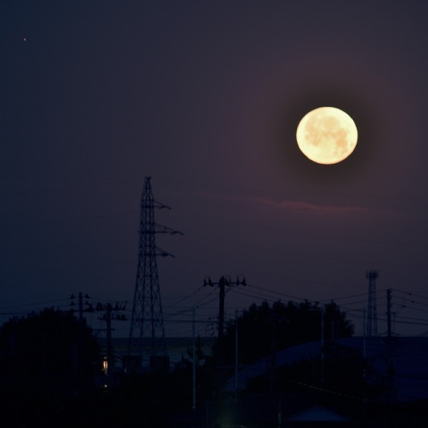 沈む月（月齢15.1）