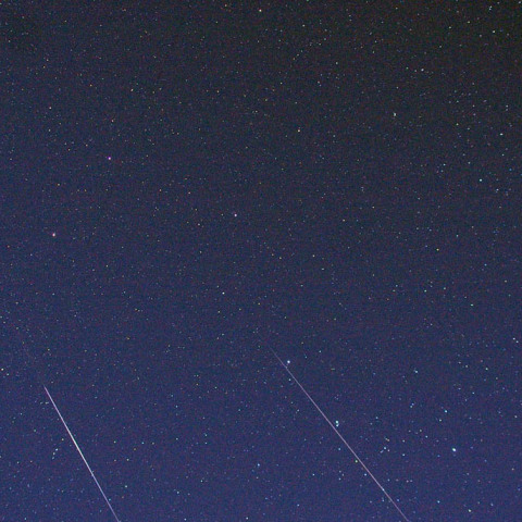 北斗星を過るふたご座流星群