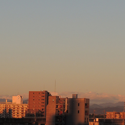 暁の西空に沈む中秋の名月