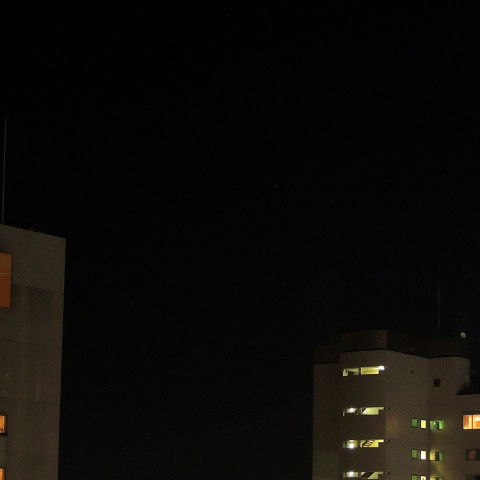 昇り始めた赤い半月と木星