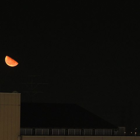 下弦前夜、赤い月