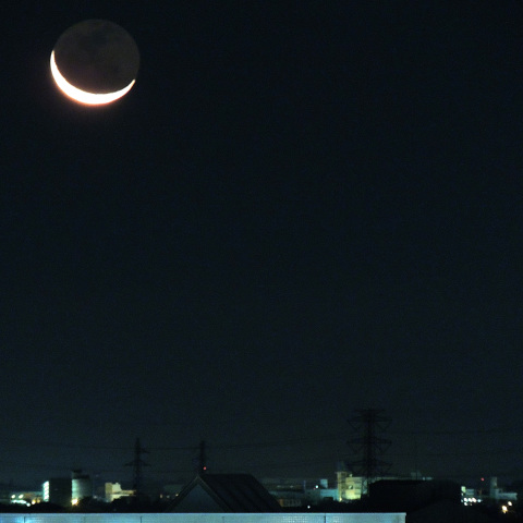 昇り始めた逆三日月