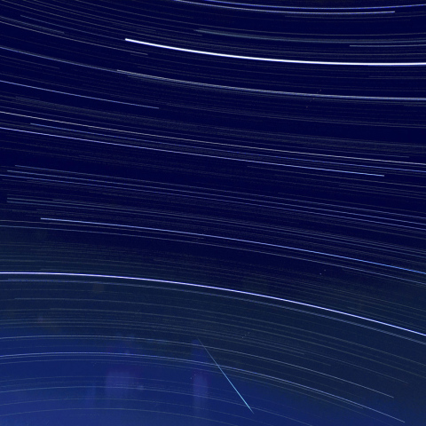 日周運動をバックに ふたご座流星群