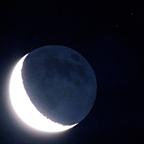 地球照のある月といて座の7等星