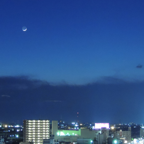 沈みゆく三日月