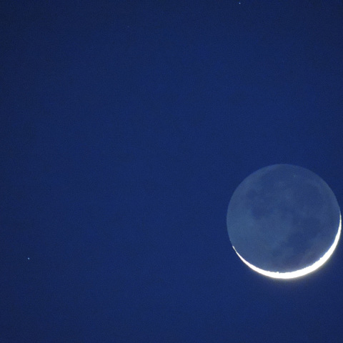 月齢2.02の三日月が寄り添うおひつじ座の星