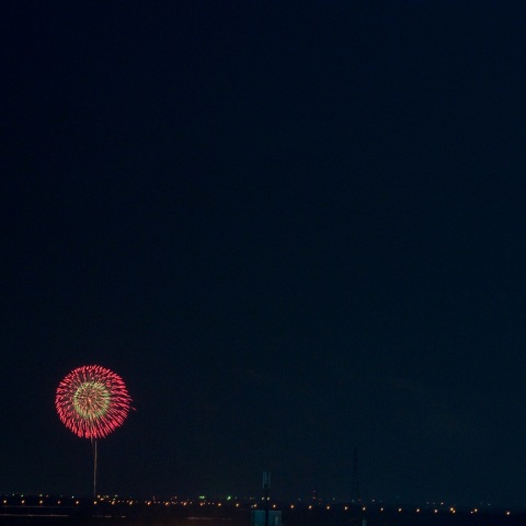 宵の明星と遠方の花火