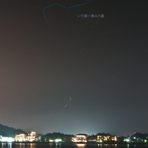 夜富士登山の灯りの頭上に輝く南斗六星