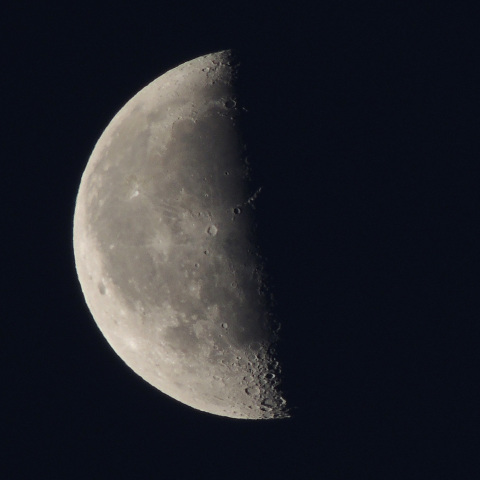 下弦少し過ぎた月