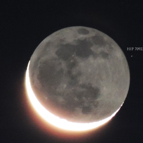 地球照を抱く未明の月と掩蔽終了後の7等星