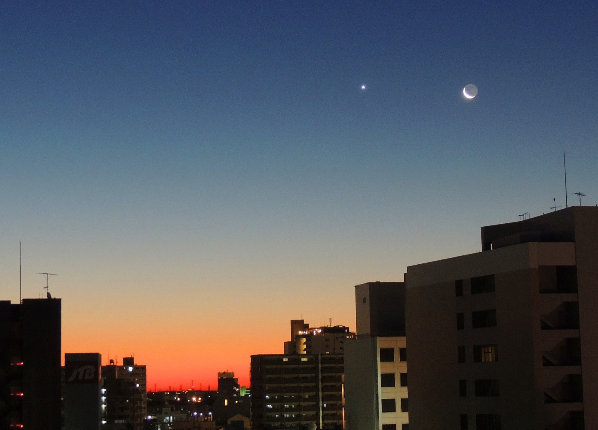 1 29 朝焼けグラデーションの月と金星 By 白石 天体写真ギャラリー